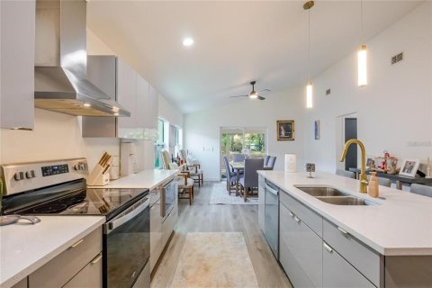 House in Tampa, Florida 3 bedrooms, 176.51 sq.m. № 2121678 - photo 29
