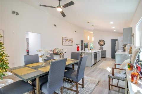 House in Tampa, Florida 3 bedrooms, 176.51 sq.m. № 2121678 - photo 5