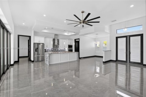 Villa ou maison à vendre à Cape Coral, Floride: 3 chambres № 1999341 - photo 9