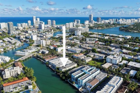 Снять в аренду квартиру в Майами-Бич, Флорида 2 спальни, № 2034157 - фото 2