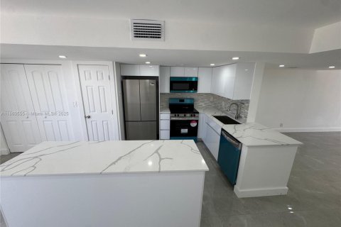 Touwnhouse à vendre à Hallandale Beach, Floride: 2 chambres, 157.56 m2 № 1979763 - photo 2