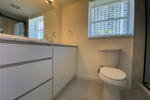 Touwnhouse à vendre à Hallandale Beach, Floride: 2 chambres, 157.56 m2 № 1979763 - photo 18