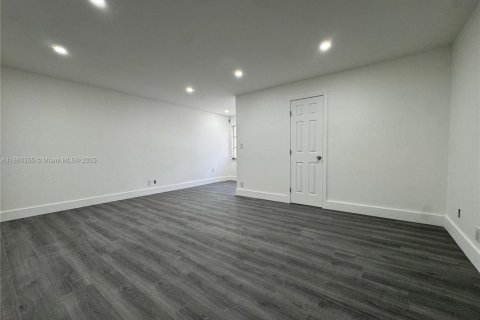 Touwnhouse à vendre à Hallandale Beach, Floride: 2 chambres, 157.56 m2 № 1979763 - photo 14