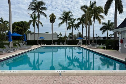 Touwnhouse à vendre à Hallandale Beach, Floride: 2 chambres, 157.56 m2 № 1979763 - photo 27