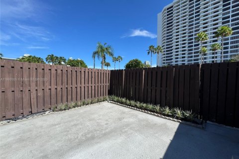 Touwnhouse à vendre à Hallandale Beach, Floride: 2 chambres, 157.56 m2 № 1979763 - photo 21