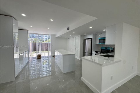 Touwnhouse à vendre à Hallandale Beach, Floride: 2 chambres, 157.56 m2 № 1979763 - photo 9