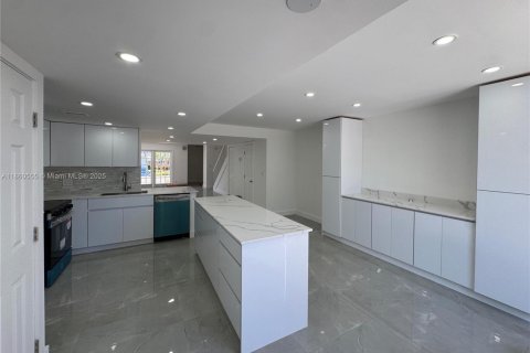 Touwnhouse à vendre à Hallandale Beach, Floride: 2 chambres, 157.56 m2 № 1979763 - photo 4