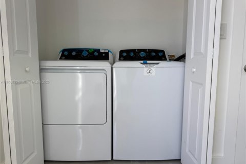 Touwnhouse à vendre à Hallandale Beach, Floride: 2 chambres, 157.56 m2 № 1979763 - photo 20