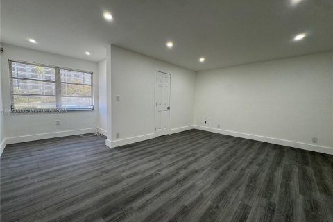 Touwnhouse à vendre à Hallandale Beach, Floride: 2 chambres, 157.56 m2 № 1979763 - photo 15
