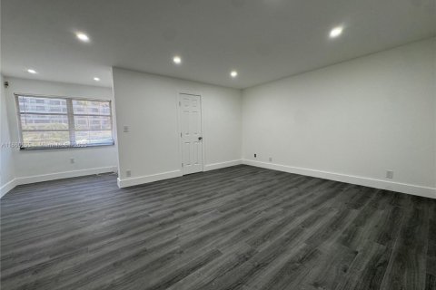 Touwnhouse à vendre à Hallandale Beach, Floride: 2 chambres, 157.56 m2 № 1979763 - photo 13