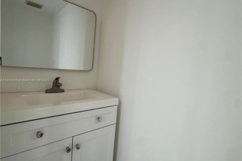 Touwnhouse à vendre à Hallandale Beach, Floride: 2 chambres, 157.56 m2 № 1979763 - photo 19