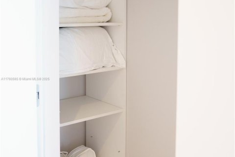 Condo in Sunny Isles Beach, Florida  № 1707272 - photo 25