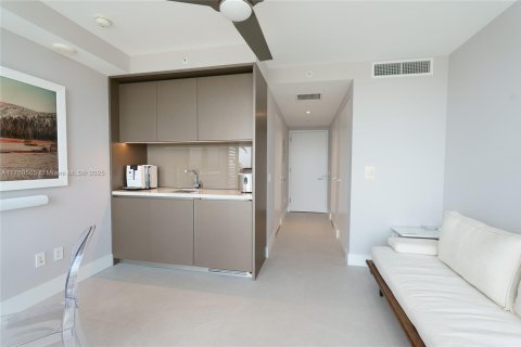 Condo in Sunny Isles Beach, Florida  № 1707272 - photo 4