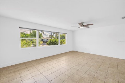 Villa ou maison à vendre à Saint Petersburg, Floride: 4 chambres, 175.4 m2 № 2330311 - photo 6