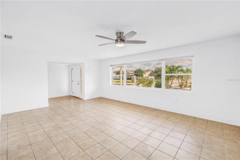 Villa ou maison à vendre à Saint Petersburg, Floride: 4 chambres, 175.4 m2 № 2330311 - photo 10