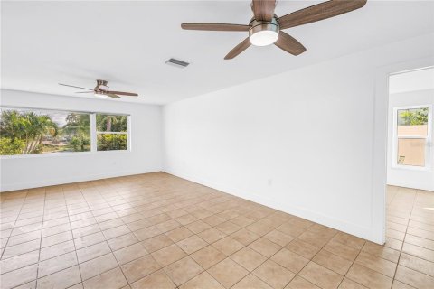 Villa ou maison à vendre à Saint Petersburg, Floride: 4 chambres, 175.4 m2 № 2330311 - photo 11
