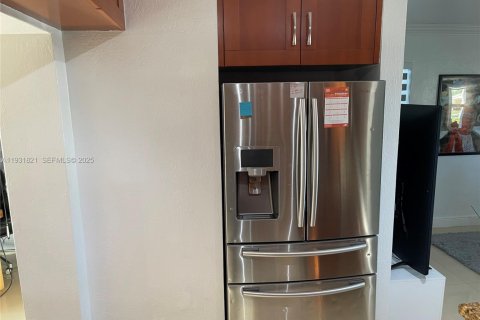 House in Miami, Florida 3 bedrooms, 124.77 sq.m. № 1990212 - photo 9