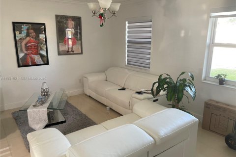 House in Miami, Florida 3 bedrooms, 124.77 sq.m. № 1990212 - photo 7