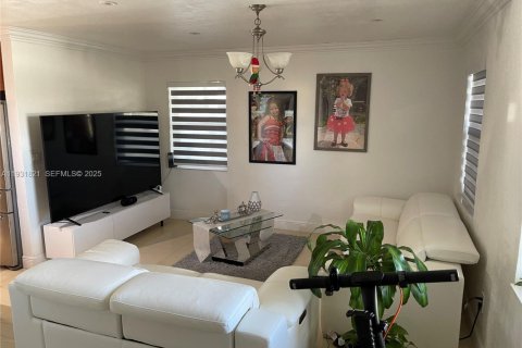 House in Miami, Florida 3 bedrooms, 124.77 sq.m. № 1990212 - photo 6