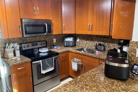 House in Miami, Florida 3 bedrooms, 124.77 sq.m. № 1990212 - photo 8