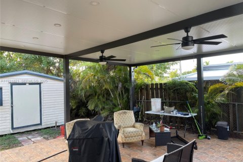 House in Miami, Florida 3 bedrooms, 124.77 sq.m. № 1990212 - photo 20