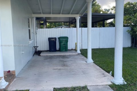 House in Miami, Florida 3 bedrooms, 124.77 sq.m. № 1990212 - photo 5