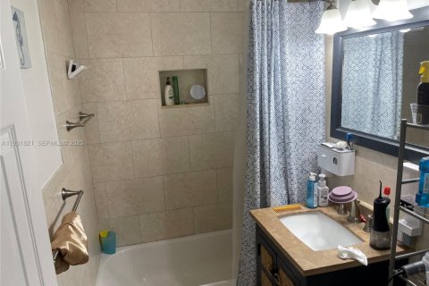 House in Miami, Florida 3 bedrooms, 124.77 sq.m. № 1990212 - photo 15