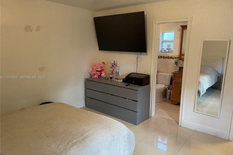 House in Miami, Florida 3 bedrooms, 124.77 sq.m. № 1990212 - photo 12