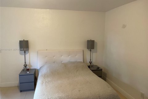 House in Miami, Florida 3 bedrooms, 124.77 sq.m. № 1990212 - photo 11