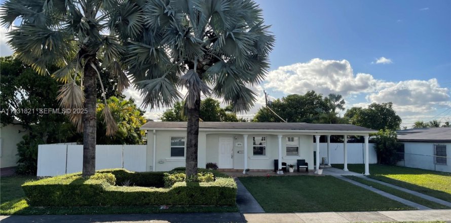 House in Miami, Florida 3 bedrooms, 124.77 sq.m. № 1990212