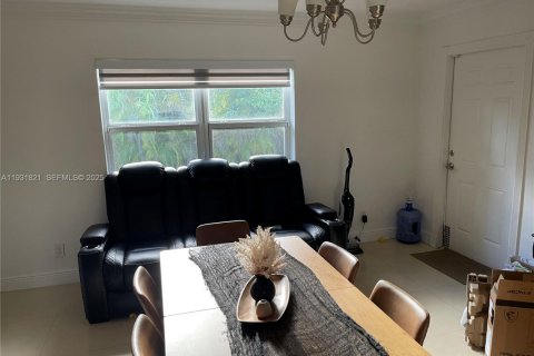 House in Miami, Florida 3 bedrooms, 124.77 sq.m. № 1990212 - photo 10