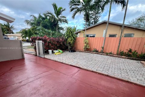 Casa en alquiler en Fort Lauderdale, Florida, 1 dormitorio № 2016581 - foto 2