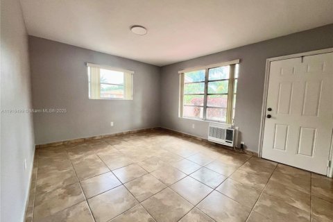 Casa en alquiler en Fort Lauderdale, Florida, 1 dormitorio № 2016581 - foto 4