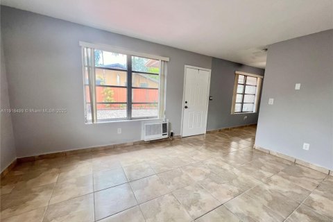 Casa en alquiler en Fort Lauderdale, Florida, 1 dormitorio № 2016581 - foto 3