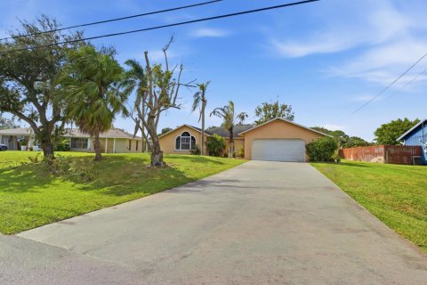 Villa ou maison à vendre à Port St. Lucie, Floride: 4 chambres, 183.95 m2 № 2439198 - photo 5