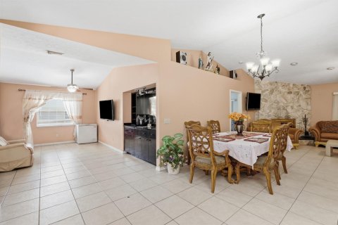 Villa ou maison à vendre à Port St. Lucie, Floride: 4 chambres, 183.95 m2 № 2439198 - photo 9