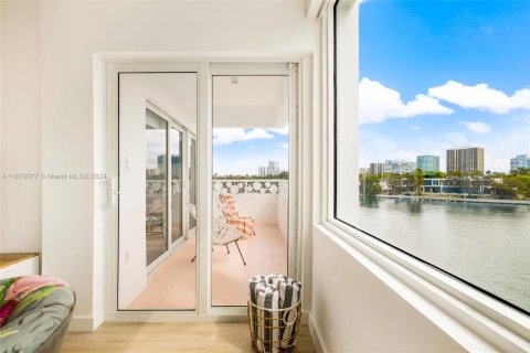 Condo in Bay Harbor Islands, Florida, 2 bedrooms  № 1862741 - photo 2