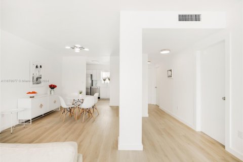 Condo in Bay Harbor Islands, Florida, 2 bedrooms  № 1862741 - photo 14