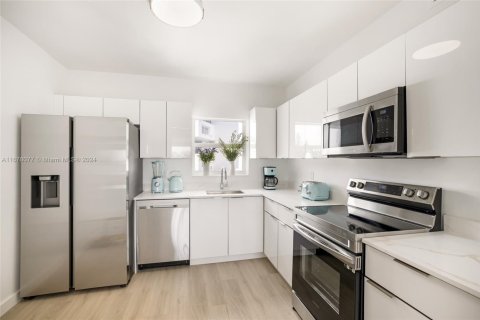 Condo in Bay Harbor Islands, Florida, 2 bedrooms  № 1862741 - photo 16