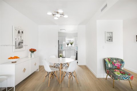 Condo in Bay Harbor Islands, Florida, 2 bedrooms  № 1862741 - photo 15