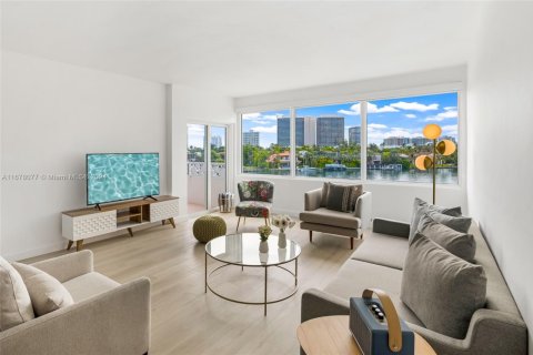 Condo in Bay Harbor Islands, Florida, 2 bedrooms  № 1862741 - photo 3