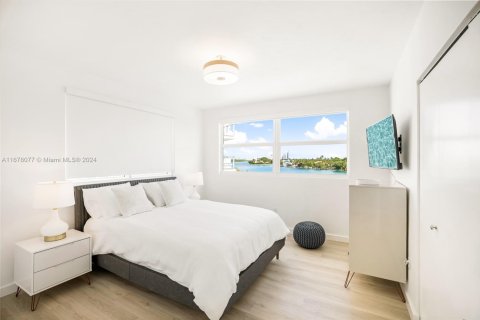 Condo in Bay Harbor Islands, Florida, 2 bedrooms  № 1862741 - photo 10