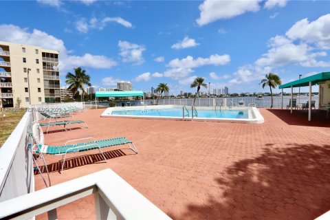 Condominio en alquiler en Aventura, Florida, 1 dormitorio, 71.35 m2 № 2033278 - foto 25