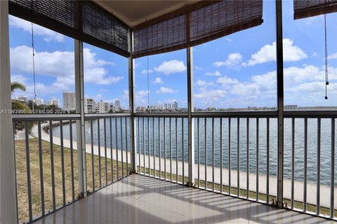Condominio en Aventura, Florida, 1 dormitorio  № 2033278