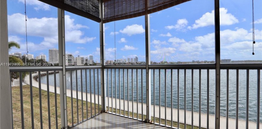 Condominio en Aventura, Florida, 1 dormitorio  № 2033278