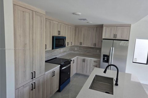 Снять в аренду виллу или дом в Флорида-Сити, Флорида 5 спален, 278.52м2, № 1946362 - фото 2