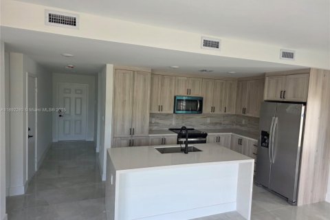 Снять в аренду виллу или дом в Флорида-Сити, Флорида 5 спален, 278.52м2, № 1946362 - фото 1