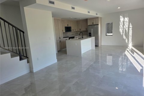 Снять в аренду виллу или дом в Флорида-Сити, Флорида 5 спален, 278.52м2, № 1946362 - фото 4