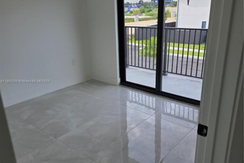 Снять в аренду виллу или дом в Флорида-Сити, Флорида 5 спален, 278.52м2, № 1946362 - фото 11