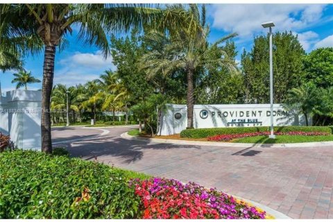 Купить кондоминиум в Дорал, Флорида 1 спальня, 65.5м2, № 1978487 - фото 1